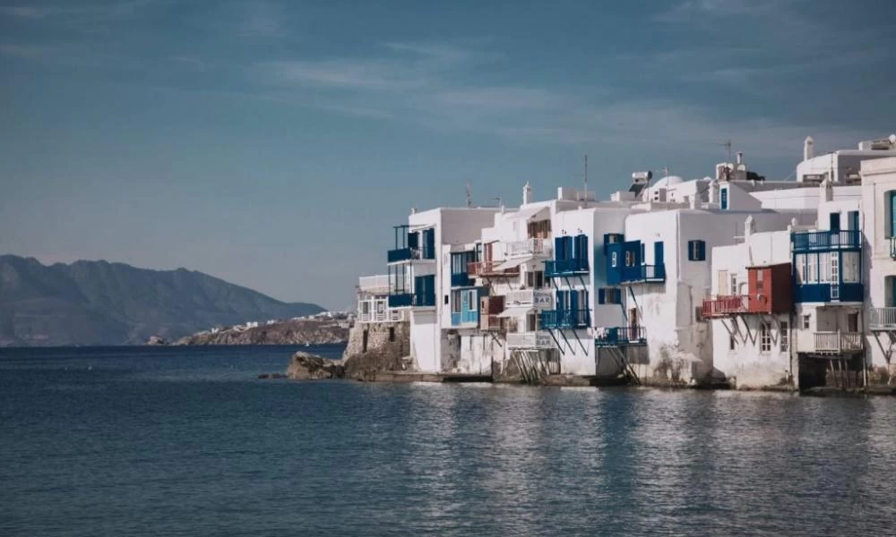 Ιταλός τουρίστας με κορονοϊό εκλιπαρεί για ένα δωμάτιο στη Μύκονο